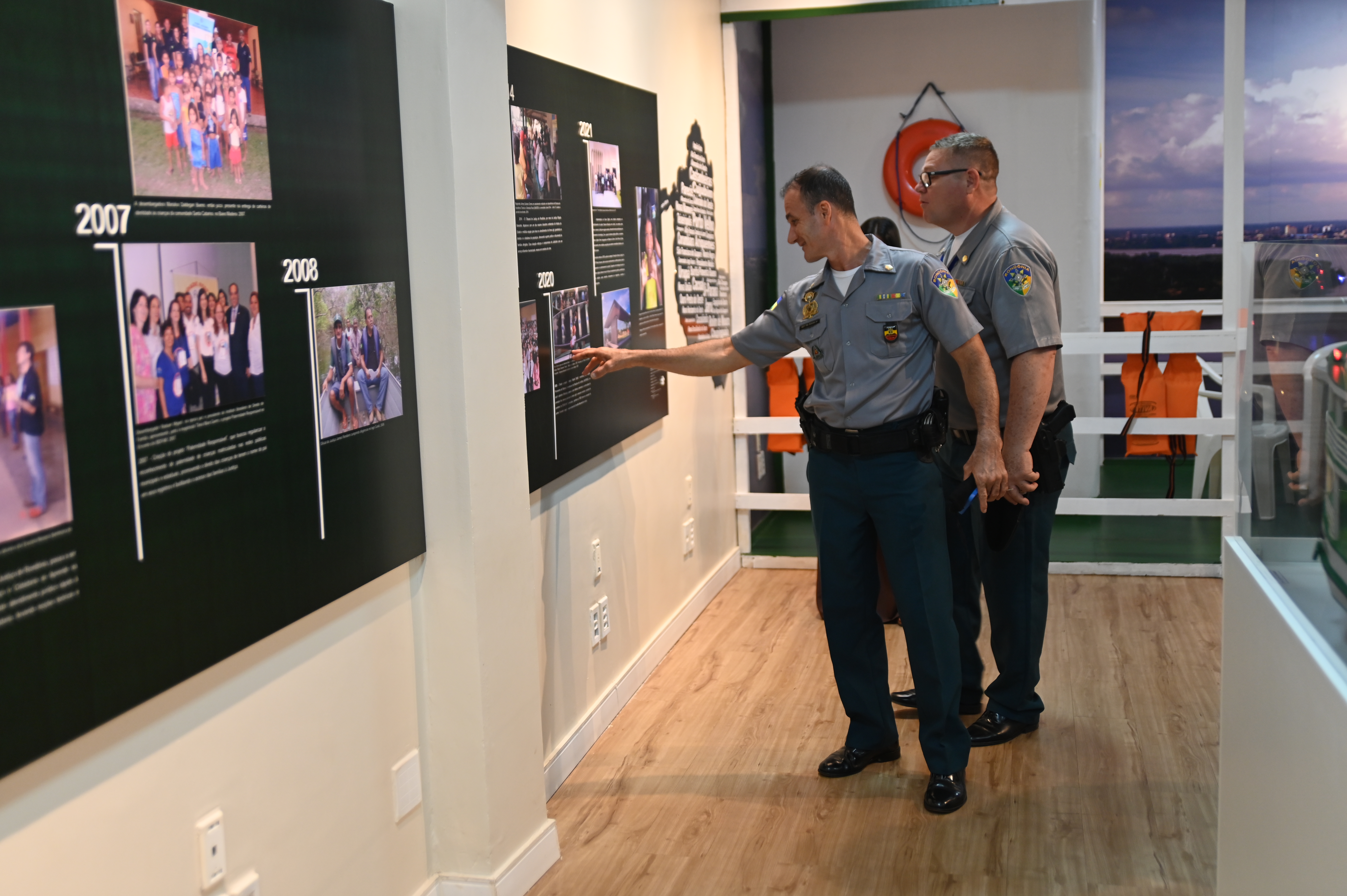 Policiais da Assessoria Militar conhecem a história do TJRO em visitas ao Centro de Memória